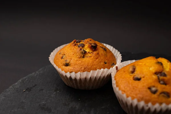 Saftiga Muffins Svart Bakgrund Konfektyr Bageri — Stockfoto