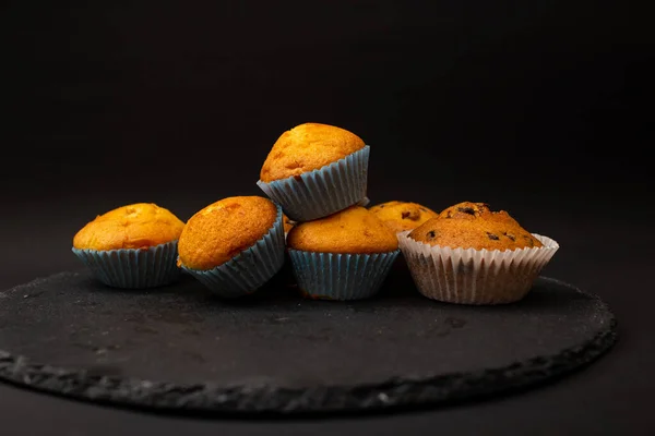 Сочные Кексы Черном Фоне Кондитерские Изделия Пекарня — стоковое фото