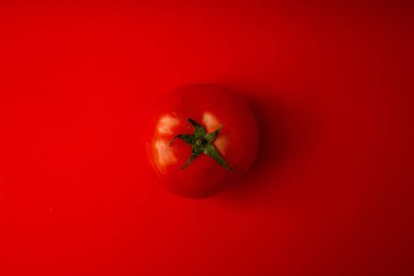 Kırmızı arkaplanda kırmızı domates