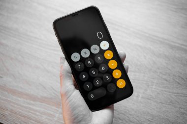 Hesaplama için telefondaki hesap makinesi