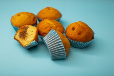 Mavi arka planda mavi ambalajlı parlak kekler