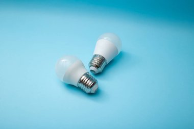 Mavi arkaplanda beyaz ampul