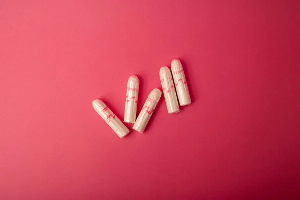 Lékařský Tampón Růžovém Pozadí Hygienický Bílý Tampón Pro Ženy Bavlněný — Stock fotografie