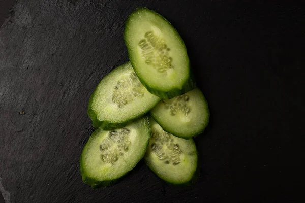Siyah Arkaplanda Yeşil Salatalık — Stok fotoğraf
