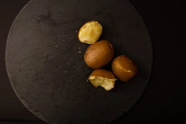 Batatas Brilhantes Uma Chapa — Fotografia de Stock