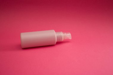 Pembe arka planda antiseptik dolu kavanoz.