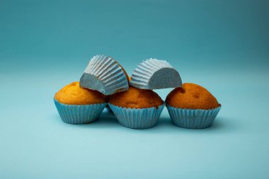 Mavi arka planda mavi ambalajlı parlak kekler