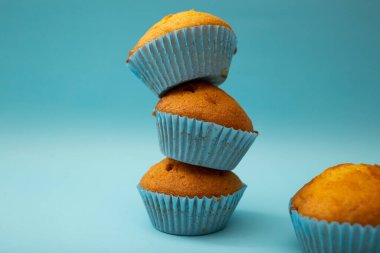 Mavi arka planda mavi ambalajlı parlak kekler