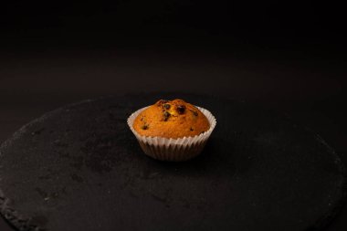 Siyah arka planda sulu kekler, şekerleme, fırın