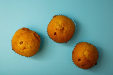 Mavi arka planda mavi ambalajlı parlak kekler