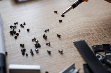 Adam dizüstü bilgisayarı tek başına tamir ediyor, bilgisayar tamir ediyor.