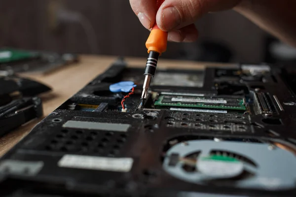 Hombre Repara Ordenador Portátil Por Mismo Reparación Computadoras —  Fotos de Stock