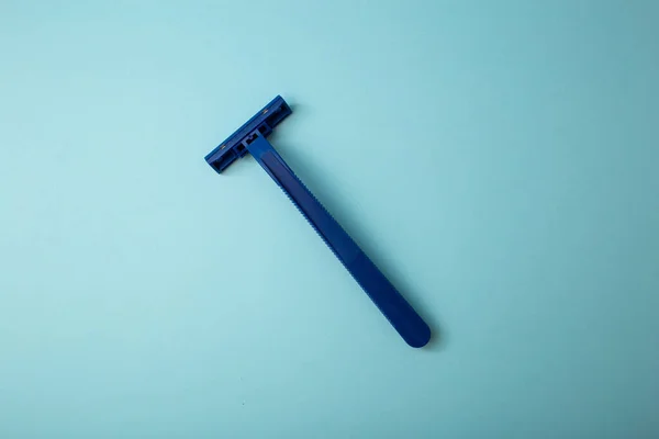 Einweg Rasiermesser Isoliert Auf Blauem Hintergrund — Stockfoto