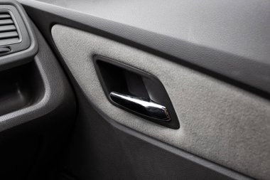 Arabanın iç düğmeleri, anahtarları, emniyet kemeri.