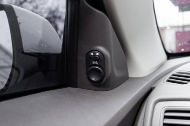 Arabanın iç düğmeleri, anahtarları, emniyet kemeri.