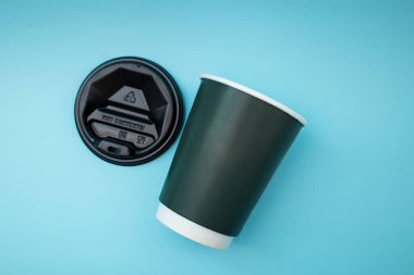 Arka planda tek kullanımlık plastik bardak, sosyal sorun, çevre felaketi