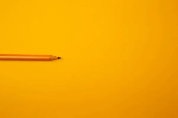 Pomarańczowy Ołówek Jasnym Tle — Zdjęcie stockowe