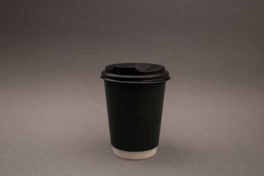 Plastik kapaklı tek kullanımlık kahve fincanı.