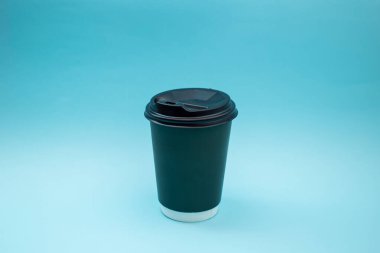 Arka planda tek kullanımlık plastik bardak, sosyal sorun, çevre felaketi