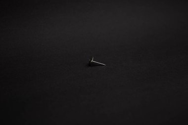 Arka planda metal itme pimleri