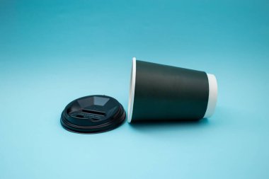 Arka planda tek kullanımlık plastik bardak, sosyal sorun, çevre felaketi