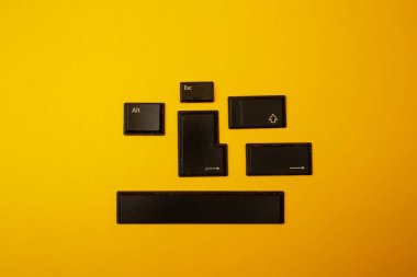 Sarı arkaplandaki bilgisayardan düğmeler