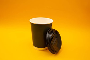 Arka planda tek kullanımlık plastik bardak, sosyal sorun, çevre felaketi