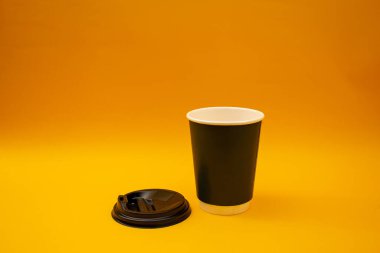 Arka planda tek kullanımlık plastik bardak, sosyal sorun, çevre felaketi