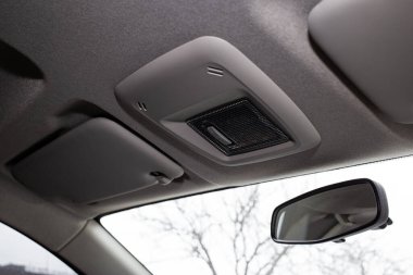 Arabanın iç düğmeleri, anahtarları, emniyet kemeri.