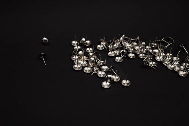 Arka planda metal itme pimleri