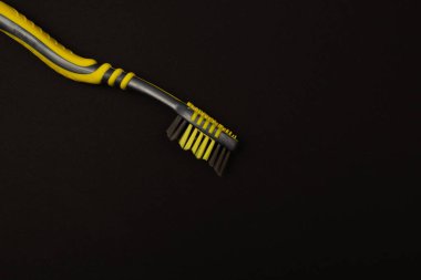 Siyah arkaplanda diş fırçası, minimalizm