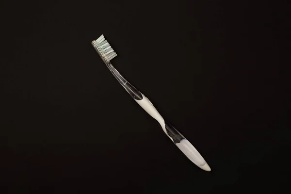 黑色背景上的牙刷 简约主义 — 图库照片