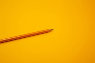 Parlak arkaplanda turuncu kalem