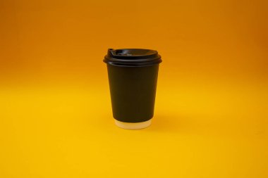 Arka planda tek kullanımlık plastik bardak, sosyal sorun, çevre felaketi