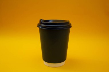 Arka planda tek kullanımlık plastik bardak, sosyal sorun, çevre felaketi