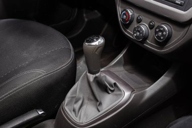 Arabanın iç düğmeleri, anahtarları, emniyet kemeri.