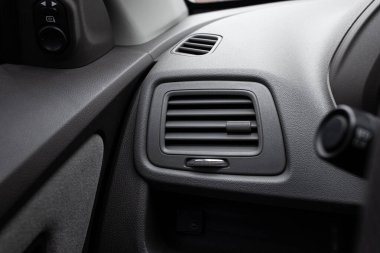 Arabanın iç düğmeleri, anahtarları, emniyet kemeri.