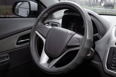 Arabanın iç düğmeleri, anahtarları, emniyet kemeri.