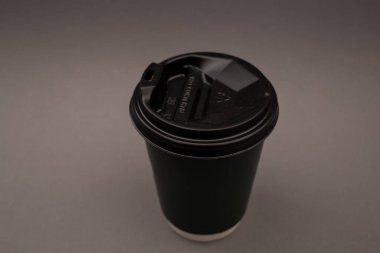 Plastik kapaklı tek kullanımlık kahve fincanı.