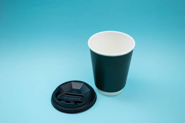 Arka planda tek kullanımlık plastik bardak, sosyal sorun, çevre felaketi