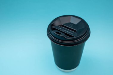 Arka planda tek kullanımlık plastik bardak, sosyal sorun, çevre felaketi