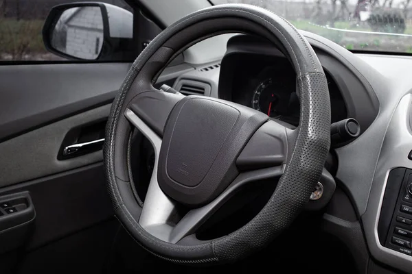 Arabanın iç düğmeleri, anahtarları, emniyet kemeri.