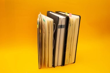 Parlak sarı bir zemin üzerinde not, kağıt yaprakları, kağıt üzerinde kelimeler.