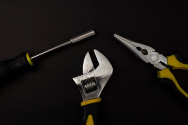 Tornavida, pense ve muslukçu anahtarı, arka planda ayrıntılı çekim.