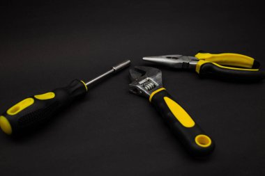 Tornavida, pense ve muslukçu anahtarı, arka planda ayrıntılı çekim.