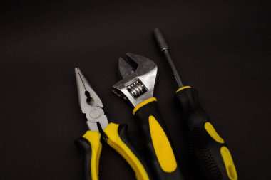 Tornavida, pense ve muslukçu anahtarı, arka planda ayrıntılı çekim.