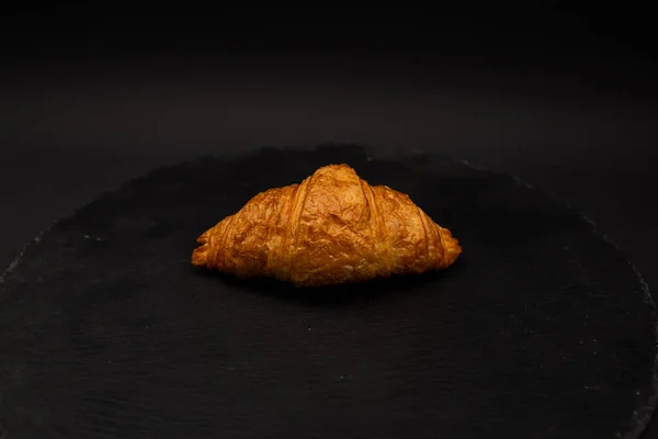Croissant Černém Pozadí Podrobné Jídlo Shot — Stock fotografie