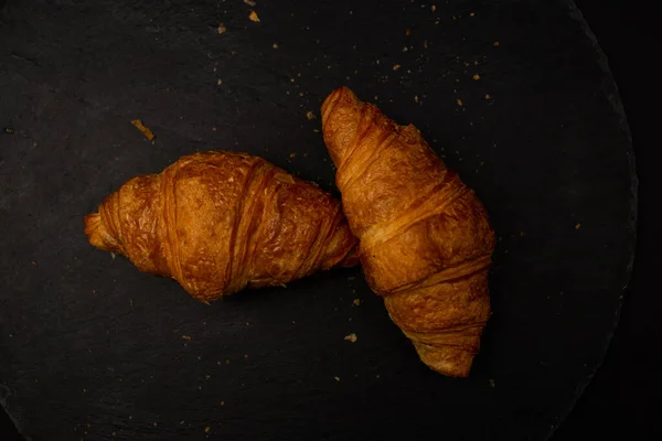 Croissant Černém Pozadí Podrobné Jídlo Shot — Stock fotografie