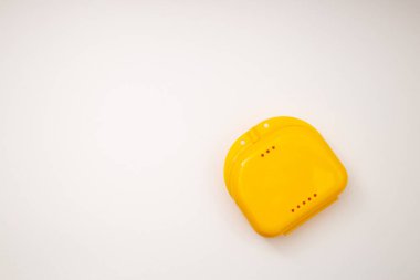 Beyaz arkaplanda diş macunu, diş aletlerinin nesne fotoğrafçılığı