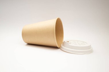 Beyaz arkaplanda tek kullanımlık kağıt bardak, sosyal tema